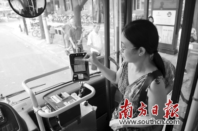乘坐182路公交车,市民今后可以实现刷岭南通、银行卡以及手机等多种支付方式。南方日报记者 戴嘉信 摄