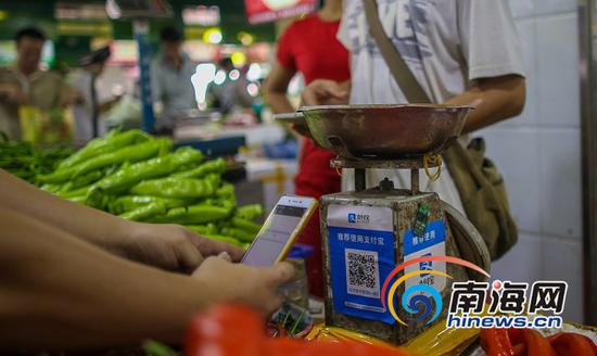 海口市民买菜通过二维码付款。海报集团全媒体中心 袁琛 摄