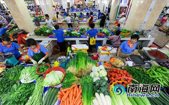 海口正在对农贸市场进行第二轮技能化提升的升级改造。海报集团全媒体中心记者 袁琛 摄